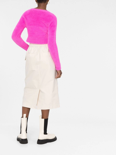 Jacquemus Gold Toned Logo Charm Cropped Cardigan In Pink