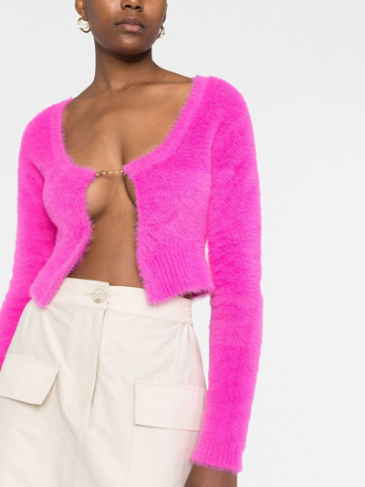 Jacquemus Gold Toned Logo Charm Cropped Cardigan In Pink