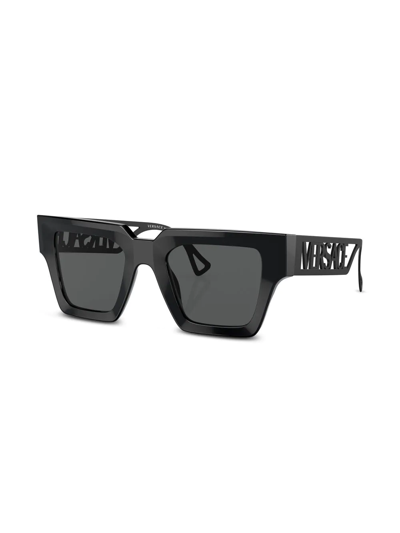 Versace Logo-embossed Square-frame Sunglasses In Schwarz