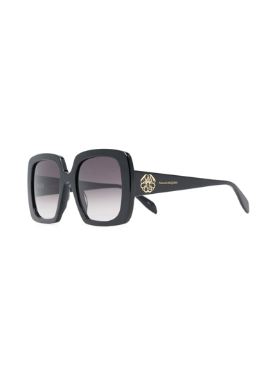 Shop Alexander Mcqueen Logo-print Rectangle Sunglasses In Schwarz