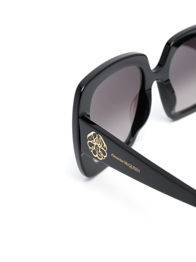 Shop Alexander Mcqueen Logo-print Rectangle Sunglasses In Schwarz