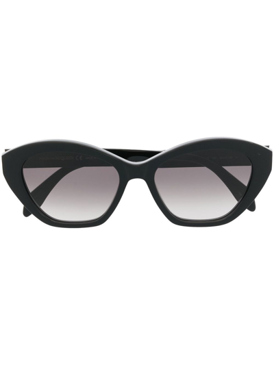 Shop Alexander Mcqueen Cat Eye Sunglasses In Schwarz