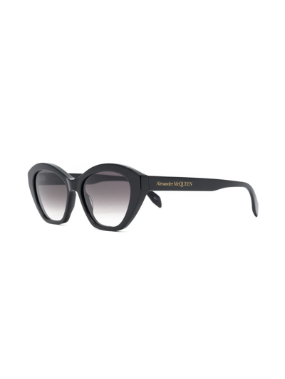 Shop Alexander Mcqueen Cat Eye Sunglasses In Schwarz