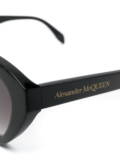 Shop Alexander Mcqueen Cat Eye Sunglasses In Schwarz
