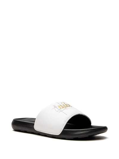 Nike Victori One Logo-print Slides In Weiss