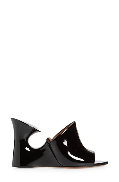 Shop Alaïa La Sculpture Patent Leather Slide Sandal In Noir