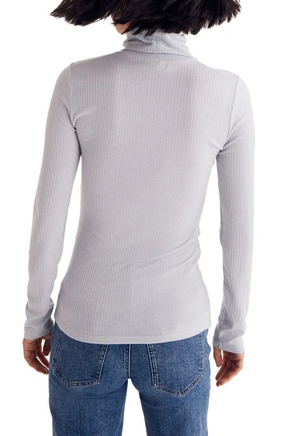 Shop Madewell Lightweight Ribbed Turtleneck Top In Cool Fog