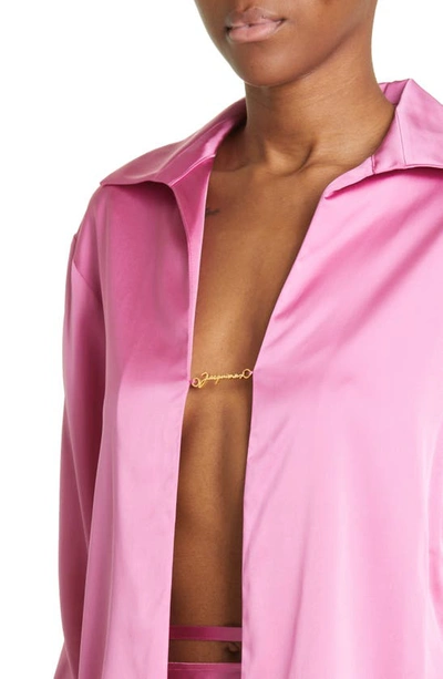 Shop Jacquemus La Chemise Notte Logo Charm Open Front Stretch Satin Blouse In Pink