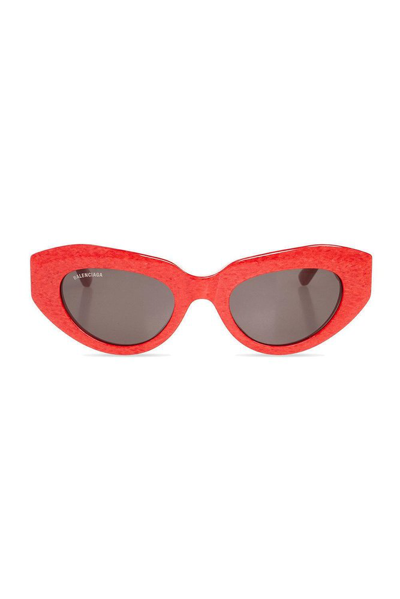Shop Balenciaga Eyewear Cat In Red