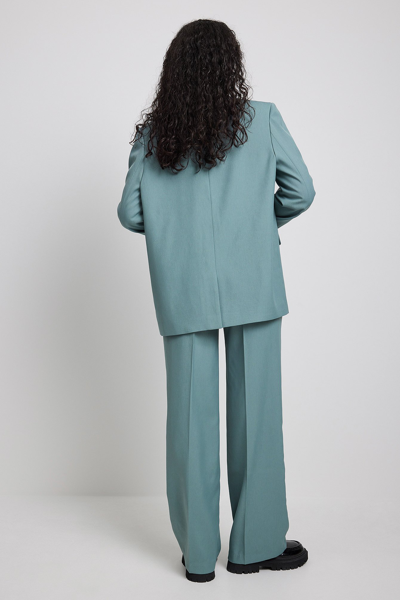 Léa Seydoux nails understated elegance in an oversized blazer as