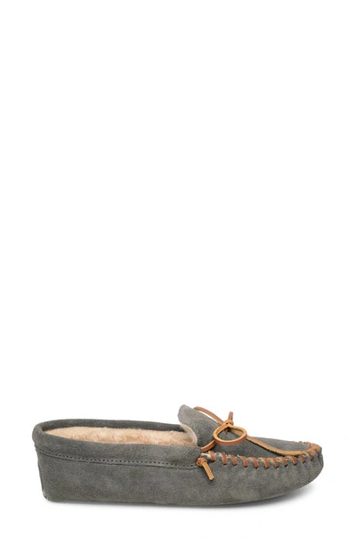 Minnetonka Men's Pile Lined Soft Sole Slippers In Grey