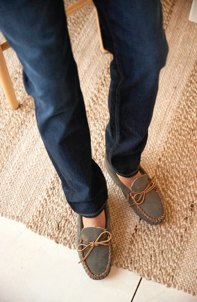 Minnetonka Men's Pile Lined Soft Sole Slippers In Grey