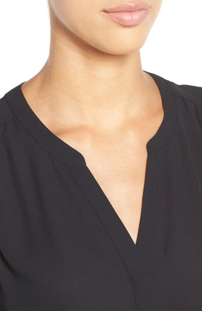 Nydj Print Pleat Back Sleeveless Split Neck Blouse In Black
