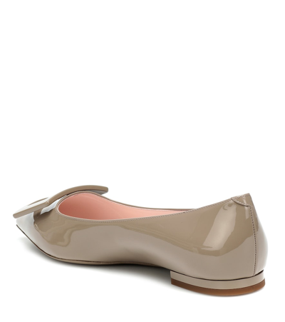 Roger Vivier Gommettine Ball Leather Ballet Flats In Beige