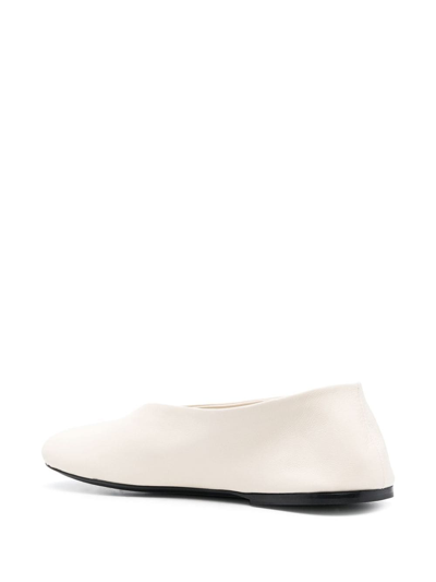 Shop Khaite Marcy Leather Ballet Flats In 白色