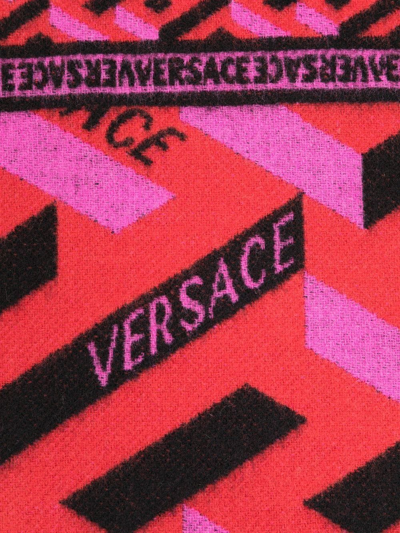 Shop Versace La Greca-print Knitted Blanket In 红色