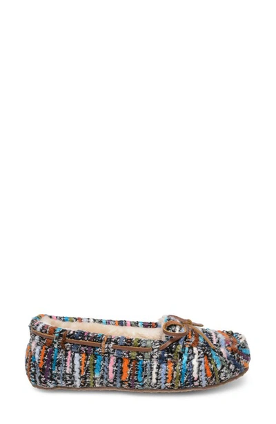 Minnetonka 'cally' Slipper In Black Multi Color