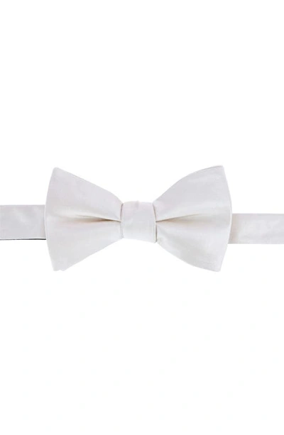 Trafalgar Sutton Collection Bow Tie In Cream
