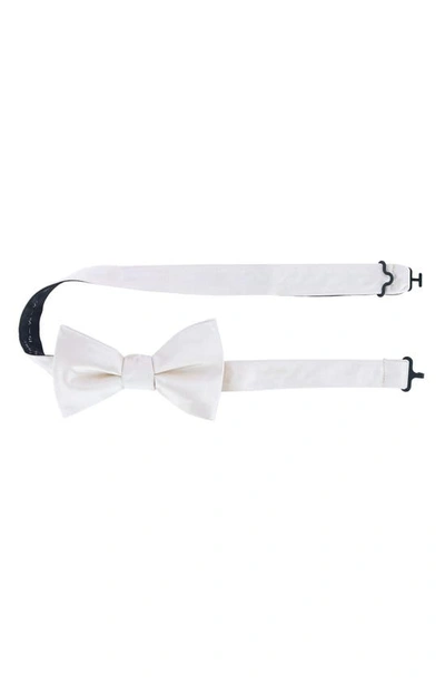 Trafalgar Sutton Collection Bow Tie In Cream