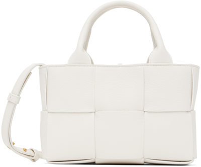 Bottega Veneta Medium Arco Grainy Leather Tote Bag In 9009 White Gold