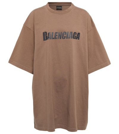 Shop Balenciaga Oversized Logo T-shirt In Taupe/black
