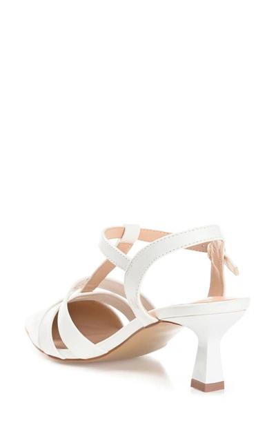 Journee Collection Jazlynn Pump In White