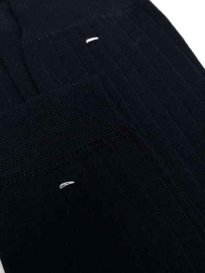 Maison Margiela Ribbed-knit Ankle Socks In 蓝色