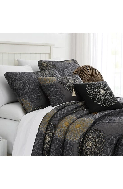 Southshore Fine Linens Midnight Floral Quilt Set In Black