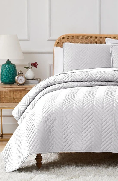Southshore Fine Linens Chevron Quilt Set In White