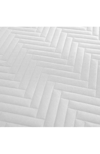 Southshore Fine Linens Chevron Quilt Set In White