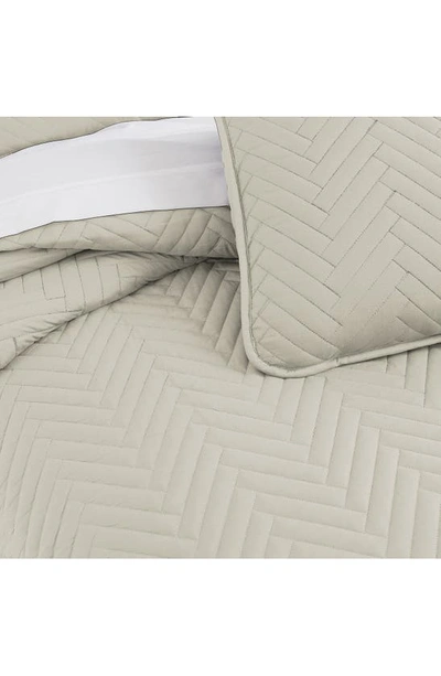 Southshore Fine Linens Chevron Quilt Set In Alabaster