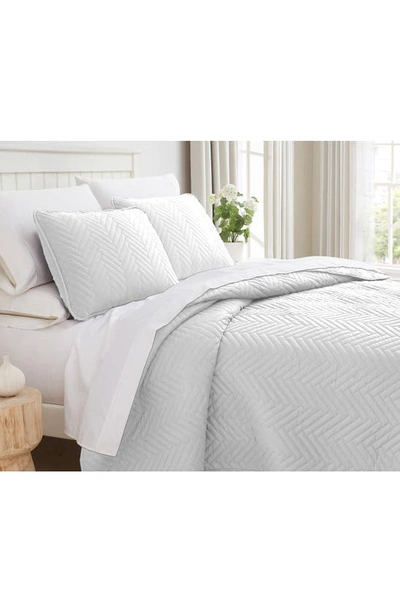 Southshore Fine Linens Chevron Quilt Set In White