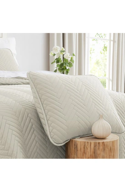 Southshore Fine Linens Chevron Quilt Set In Alabaster