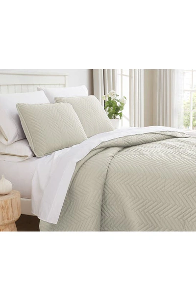 Southshore Fine Linens Chevron Quilt Set In Alabaster