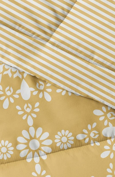 Homespun Premium Ultra Soft Daisy Medallion Reversible Down-alternative Comforter Set In Yellow