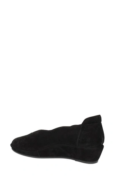 L'amour Des Pieds Bellara Round Toe Pump In Black