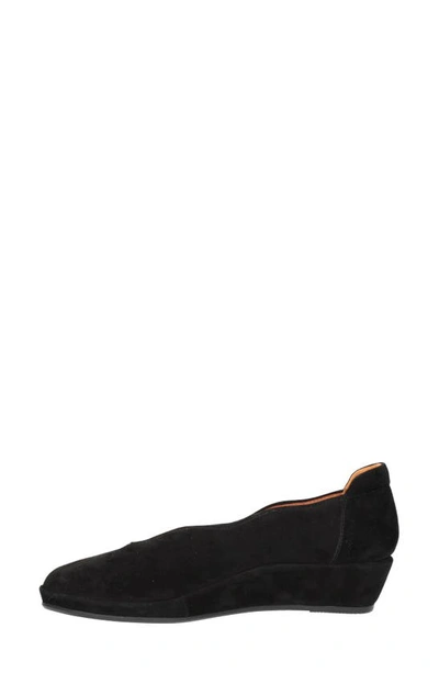 L'amour Des Pieds Bellara Round Toe Pump In Black