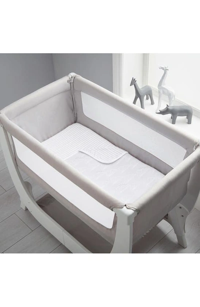 Shop Béaba Beaba By Shnuggle Air Set Of 2 Bedside Sleeper Infant Crib Sheets & Reversible Blanket In Cloud
