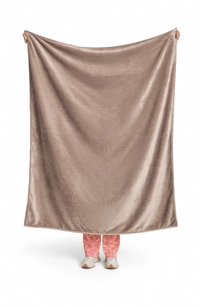 Unhide Lil Marsh Traveller Faux Fur Blanket In Mocha Shar-pei