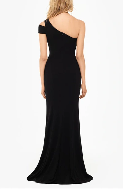 BETSY & ADAM BETSY & ADAM ONE-SHOULDER SCUBA CREPE GOWN 