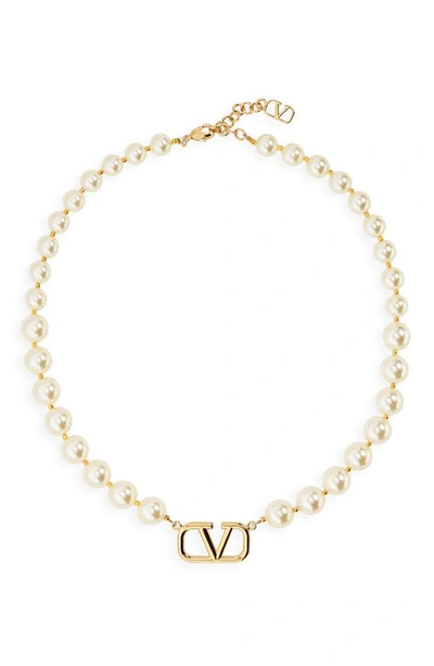 Valentino Garavani Vlogo Imitation Pearl Necklace In 0o3 Oro 18/ Cream |  ModeSens