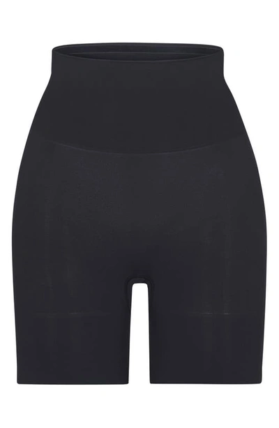 Skims Seamless Sculpt Mid Thigh Short In Onyx