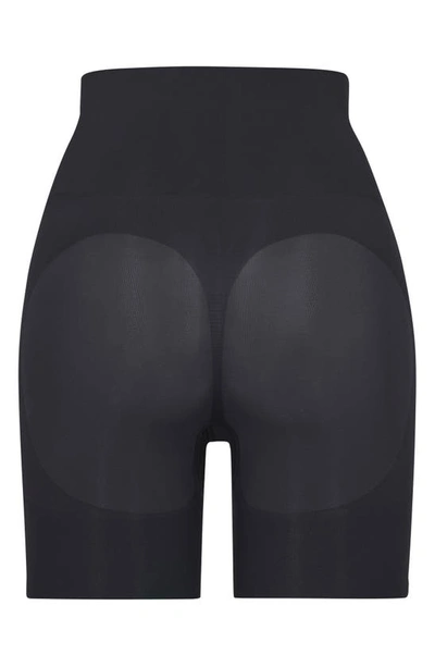 Skims Seamless Sculpt Mid Thigh Short In Onyx