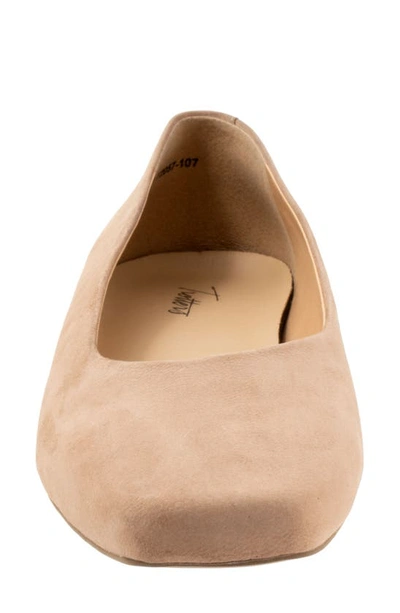 Trotters Honor Flat In Taupe Nubuck