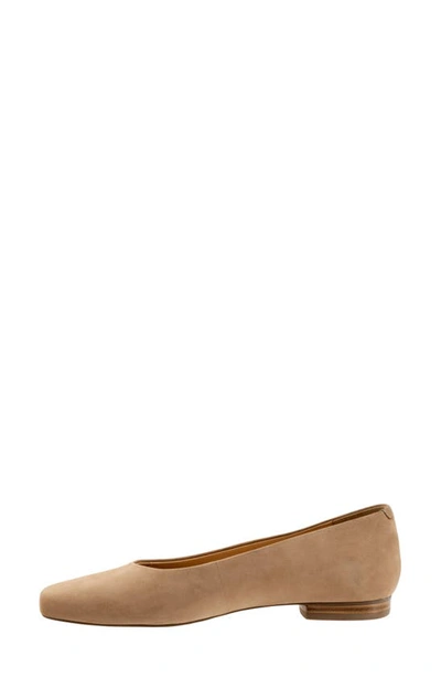 Trotters Honor Flat In Taupe Nubuck