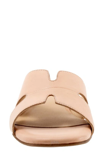 Trotters Nell Slide Sandal In Pale Beige