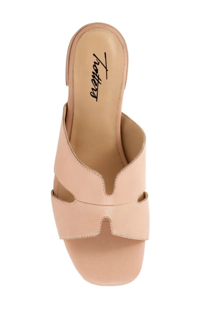 Trotters Nell Slide Sandal In Pale Beige