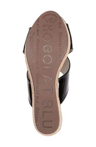 Chocolat Blu Crisscross Wedge Slide Sandal In Black Patent