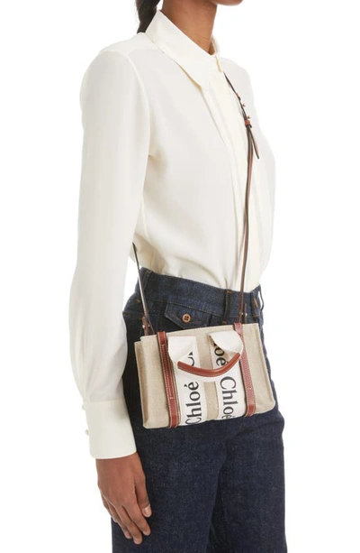 Chloé Small Woody Logo Strap Linen Tote In White - Brown