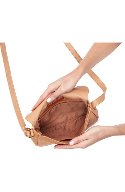 Hobo Fern Crossbody Messenger Bag In Sandstorm